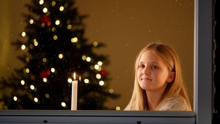 En matkasse eller ett presentkort kan rädda julen för någon och dessutom tända ett hopp om en bättre framtid. Foto: Jonas Nimmersjö, kampanjbild
