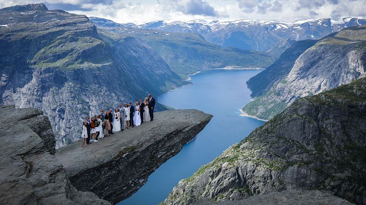 Rekordmange gifter seg på Trolltunga - Stadig flere velger naturbryllup