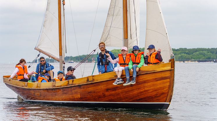 Segelkinder auf dem Segelkutter