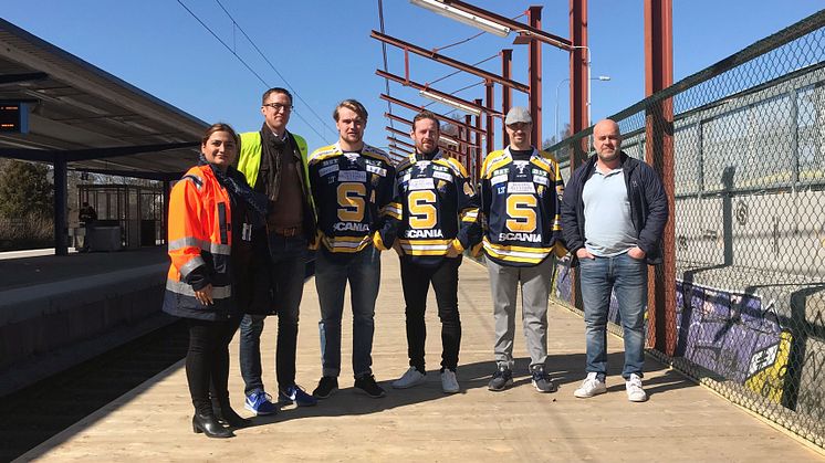 Från vänster: Mahsa Eshghinejad stationschef Östertälje, Jan Magnusson projektledare MTR, SSK-spelarna Ludwig Blomstrand, Stefan Gråhns och Alexander Sahlin, samt Peter Larsson chef kompetensförsörjning Telge Tillväxt.