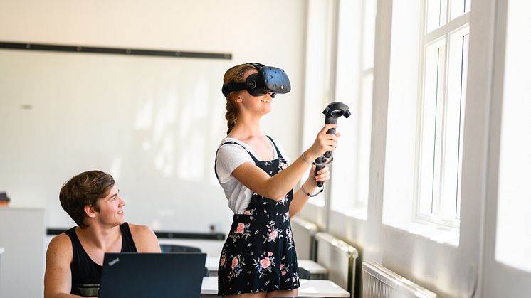 Elever på Realgymnasiet med VR-glasögon.