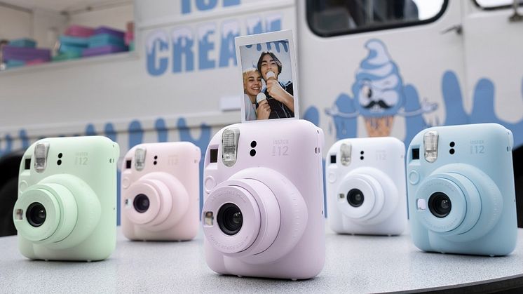 Fujifilm introducerar den nya INSTAX mini 12 kameran