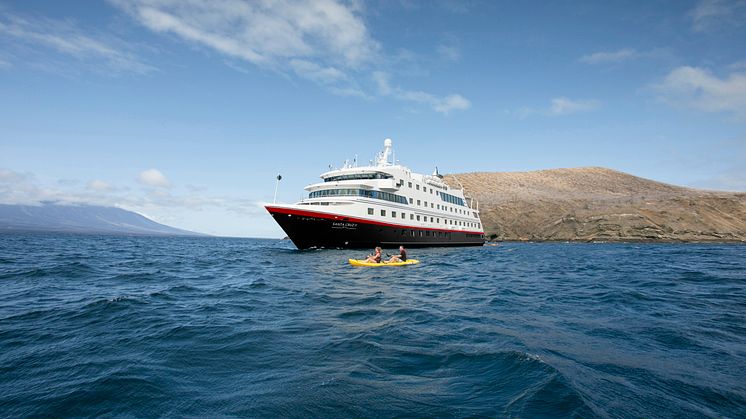 Mehr entdecken: Ab 2022 bietet Hurtigruten Expeditions das ganze Jahr über die Erkundung der Galapagos-Inseln an Bord der komplett modernisierten MS Santa Cruz II mit 90 Gästen an. Foto: Hurtigruten Expeditions