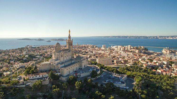 Ciel bleu sans pollution à Marseille.  Stock photo/Copyright: SimonSkafar 