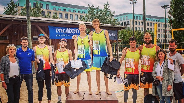 Siegerehrung der Deutschen Hochschulmeisterschaft Beachvolleyball 2019 in Berlin mit den Zweitplatzierten Theo Timmermann (4.v.r.) und Dirk Westphal (3.v.r.) | Foto: Theo Timmermann