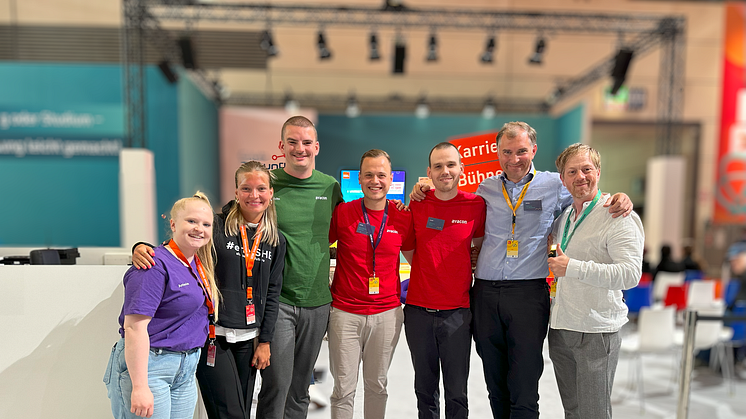 Ein Teil des Avacon-Teams organisiert eine Quiz-Show auf der Karrierebühne. Der Gewinn: Powerbanks.