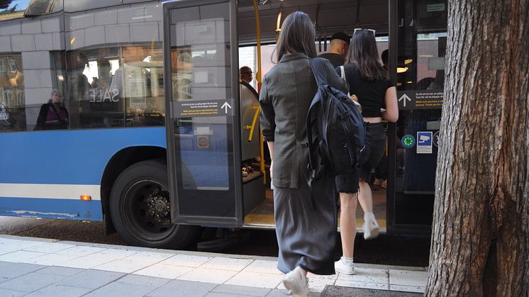I höst blir det möjligt att blippa din biljett vid samtliga dörrar på alla blå stomlinjebussar i innerstan. Foto: SL