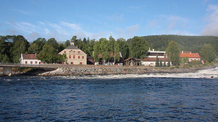 Det Norske Myntverket og Norsk Bergverksmuseum sett fra Lågen. Foto: Norsk Bergverksmuseum