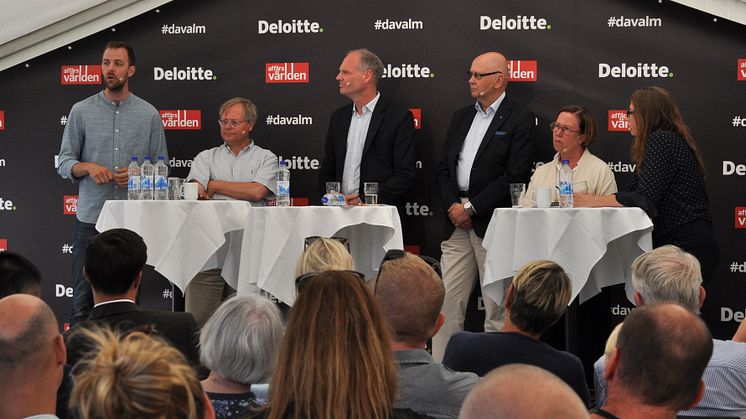 Från vänster: Andreas Lundgren, Head of Engineering för Tink, Martin Gren, medgrundare av Axis, Peter Löfgren, CEO på Synerleap (ABB), Klas Wåhlberg, vd på Teknikföretagen och Madeleine Sjöstedt, generaldirektör på Svenska institutet (SI). 