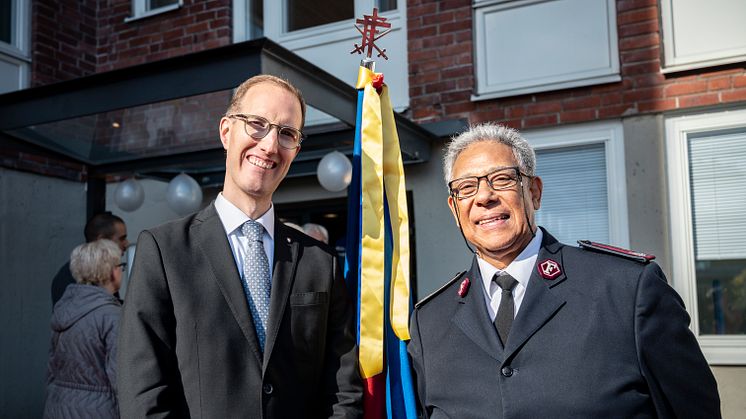 Socialborgarråd Jan Jönsson och Frälsningsarméns ledare i Sverige/Lettland, Clive Adams,vid invigningen av Halvvägshuset Kurön-Stockholm.  Foto: Jonas NImmersjö