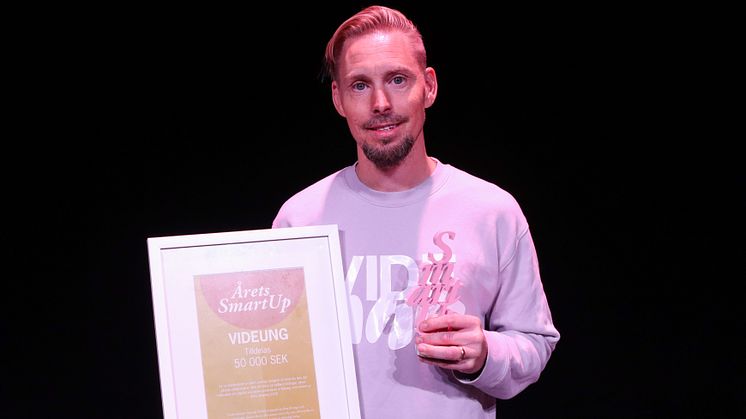 Vinnaren av Årets SmartUp. Patrik Sandhu Wilén, vd Videung.