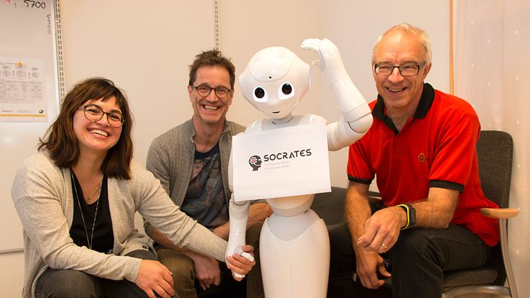 Nu har Institutionen för datavetenskap köpt in sin första sociala robot som ska användas i projektet. Från vänster: Suna Bensch, Thomas Hellström, roboten och Lennart Edblom.