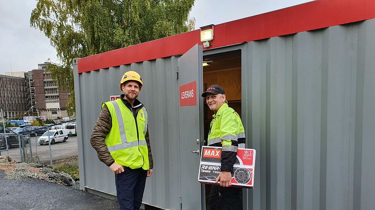 Logistikkleder hos JM  Norge og sjåfør fra Skedsmo Bud & Vare er begge svært fornøyde med den nye leveringscontaineren.