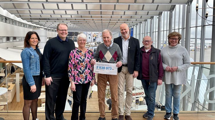 Handover of the fundraising check from travelers and employees at Swedavia's airports to the Swedish Red Cross at Stockholm Arlanda Airport. Photo: Frida Jones, Swedavia.