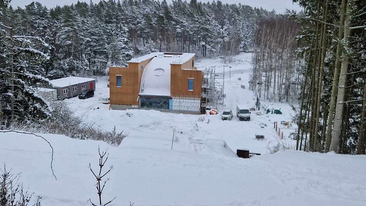 En tio meter hög ceremonilokal byggs inne i Järvas kulturreservat. Entreprenör är Winge Byggnads AB. Trots alla försäkringar lyckades kyrkogårdsförvaltningen inte hålla budget, och måste nu be kommunfullmäktige om mer pengar.