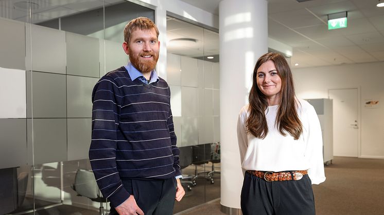 Postenkonsernet investerer i det norske gründerselskapet Sharefox. F.v.: Åsgeir Helland, CEO på Sharefox og Anett Berger Sørli, investment director i Posten-eide Bring Ventures.