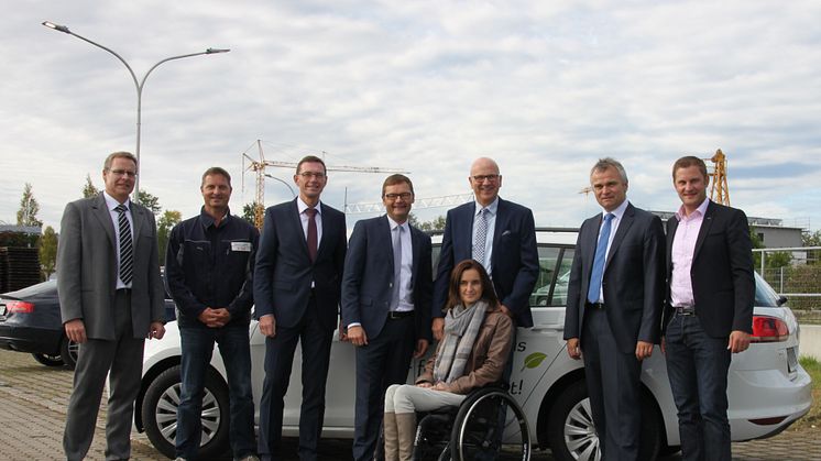 Foto: Reimund Gotzel, Vorstandsvorsitzender des Bayernwerks (Vierter von links), stellt dem Abensberger Bürgermeister Dr. Uwe Brandl (Dritter von rechts) im Beisein von Vertretern des Unternehmens und der Stadt das Pilotprojekt vor.