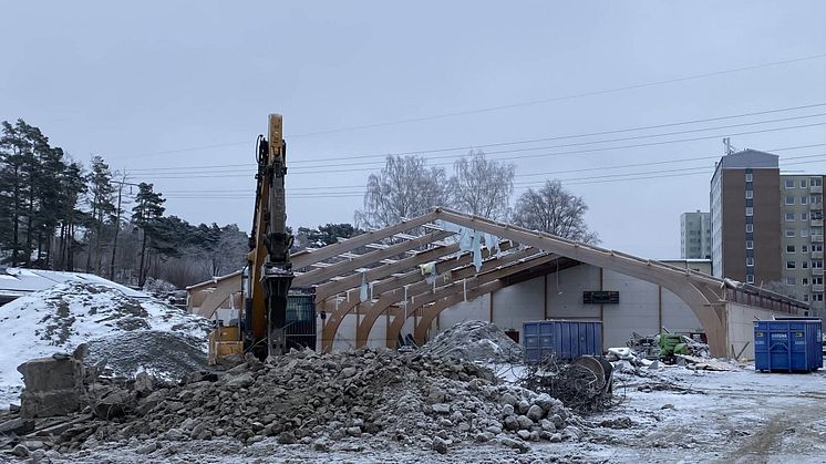 Isdalas limträbalkar monteras ned för att återbrukas i andra byggprojekt i Göteborg.