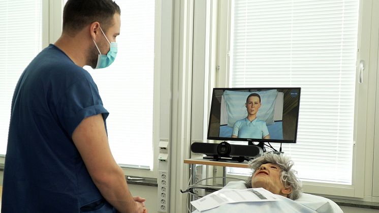 Unikt pilotprojekt på Högskolan Väst: Simon Lundgren och ett 20-tal andra sjuksköterskestudenter tränar svåra patientsamtal med hjälp av en avatar. 
