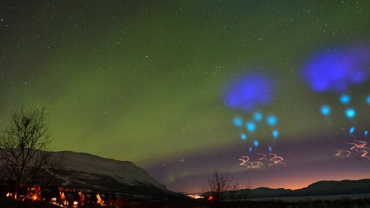Liknande forskningsexperiment för norrskensstudier har genomförts av den amerikanska rymdorganisationen NASA från den norska rymdbasen på Andøya. Norrskenskameror i Abisko fångade de färggranna molnen på bild. Foto: Lights over Lapland