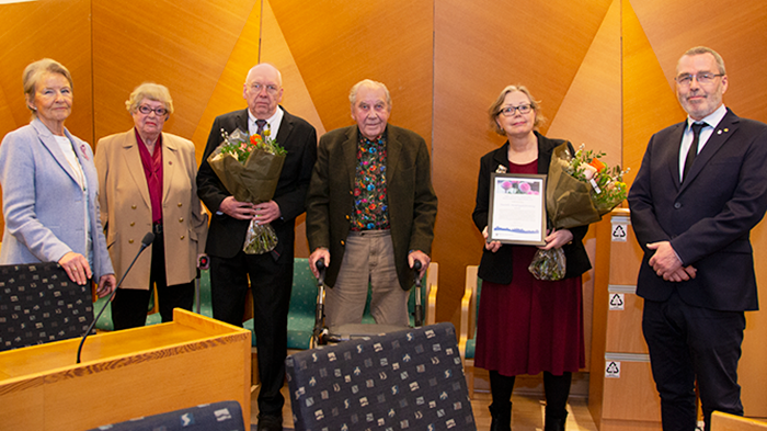 Per-Arne Skansen och Ann Svensson från Partille Hembygdsföreningen tog emot årets stipendium ur Inger och Gösta Sundströms kulturstiftelse i samband med sammanträdet i kommunfullmäktige den 2 februari.