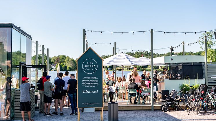 I strålande solsken invigdes i slutet av förra veckan den nya, sköna destinationspärlan Älta Brygga vid strandkanten av Ältasjön.