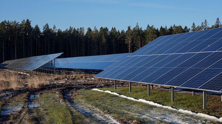 Solparken Henja i Gislaved er blant Sveriges største bakkemonterte solkraftverk. Foto: Sunna Group.