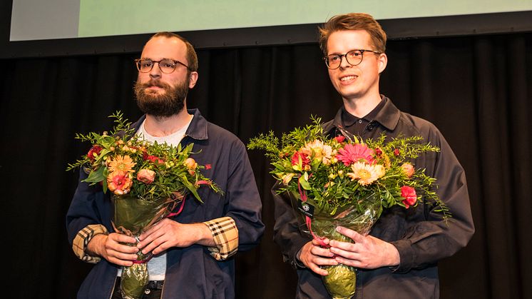 "Nya ögon på plast”: Magnus Huss, förbundsdirektör IKEM – Innovations och kemiindustrierna, delade ut priset ”Nya ögon på plast” till arkitektstudenterna Tobias Jansson och Oscar Forsman, Umeå Arkitekthögskola. Foto: Bosse Lind