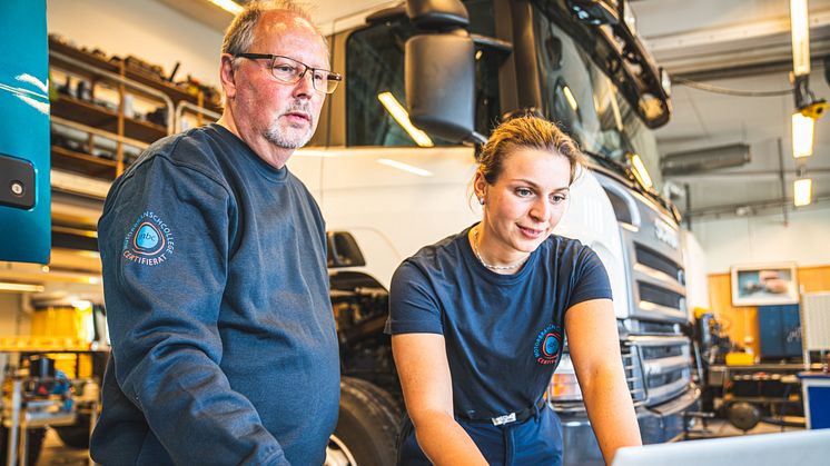 Lärare och elev på ett certifierat Motorbranschcollege