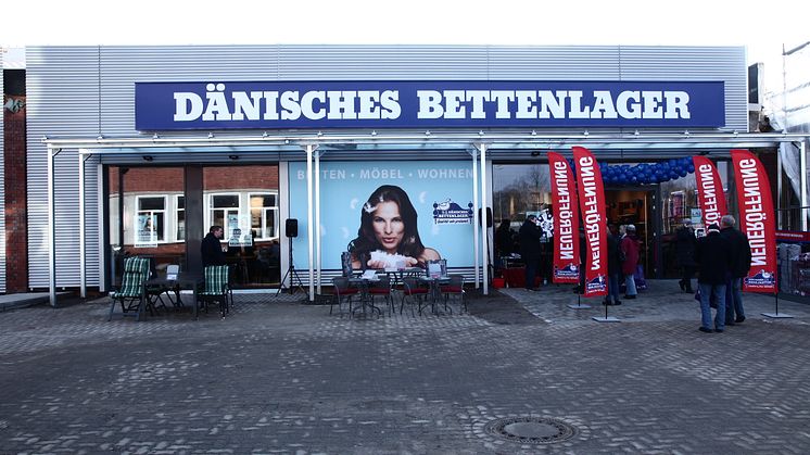 Frontansicht des Fachmarktes für Schlafen und Wohnen in Neumünster.