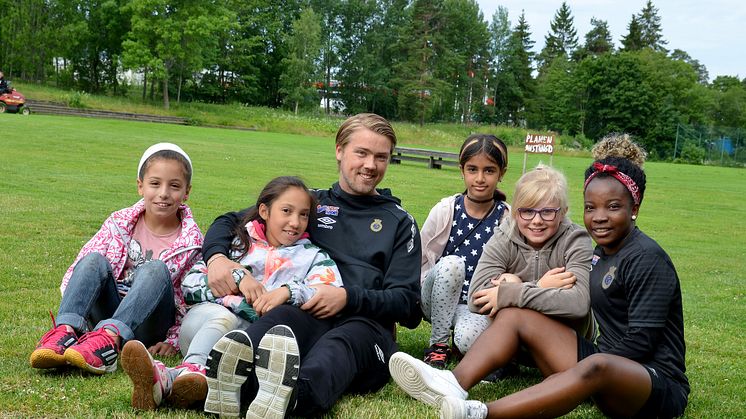 Farh, Naomi, Theodor Olsson, Habibh, Nellie och Glory Amalaha trivs på dagkollot Gavlis Summer Camp.