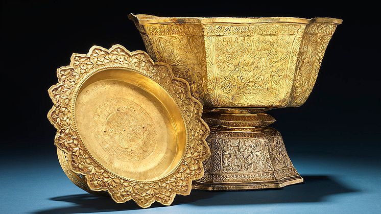 To guldskåle, der blev foræret af Siams Kong Rama V til en dansk admiral omkring år 1900, blev solgt på en auktion i juni 2019. Hammerslagene faldt på henholdsvis 260.000 kr. og 340.000 kr.