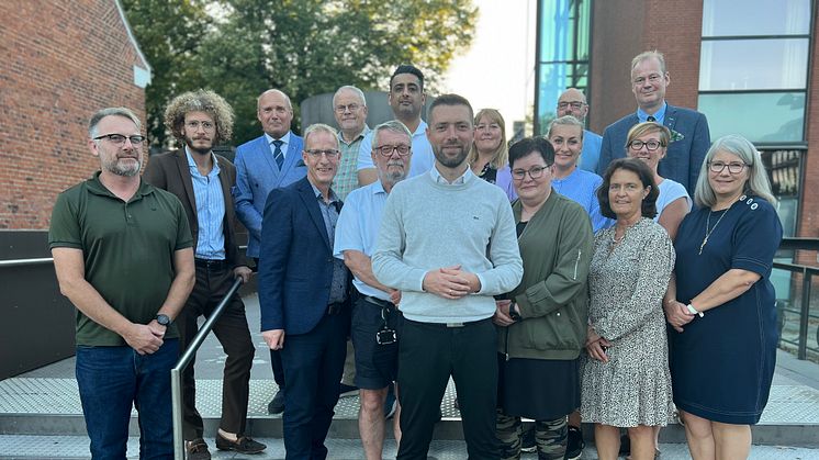En glad budgetforligsgruppe samlet foran Glostrup Rådhus.
