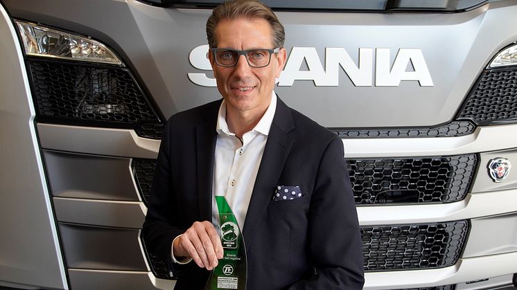 Christian Hottgernoth, Direktor Verlauf Lkw, Scania Deutschland Österreich, hat den "Green Truck Award 2020" für den Scania R 540 entgegen genommen.