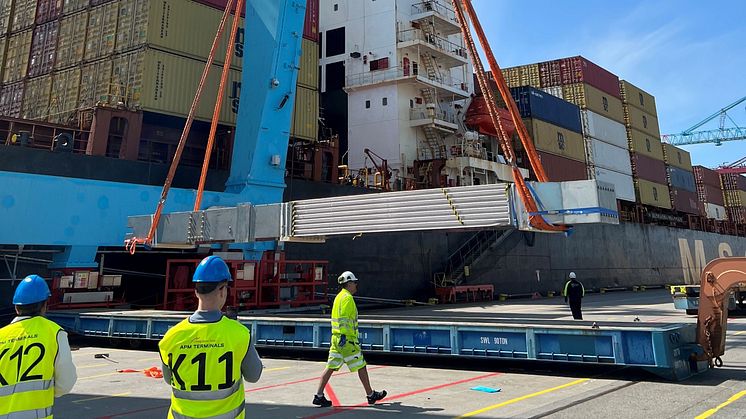 Utskjutande balkar lastas ombord på containerfartyget MSC England för transport till New York. Foto: MSC Sweden.