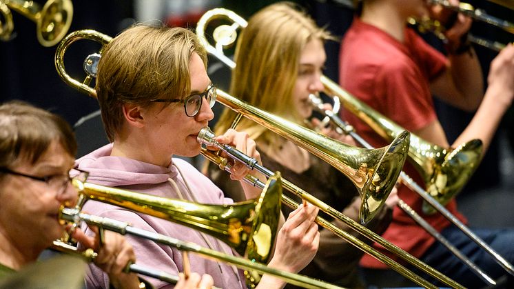 Under Musik Västernorrland Jazzvecka i Höga Kusten samlas ungdomar från hela landet för att spela tillsammans. Här repeterar länsungdomsstorbandet LUST. Foto: Lia Jacobi 