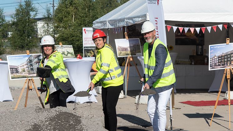 Fr v  Johanna Frelin, vd Riksbyggen, Malin Johansson, distriktschef Skanska och Fredrik Kjos (M), kommunstyrelsens ordförande i Upplands-Bro kommun. Bild: Sarah Toure