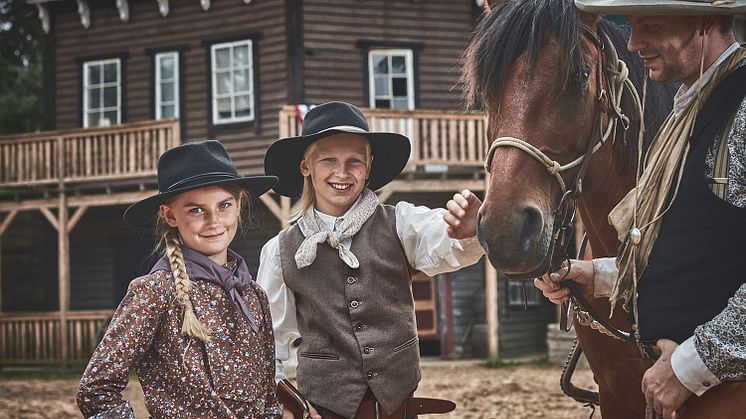 I parken kan barnen träffa cowboys, rida på hästar och färdas i diligenser. FOTO: High Chaparral 