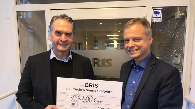 Thomas Örnebjär, Sponsorchef på Bris, tar emot årets check från Niclas Lundberg, Chef biltvätt & biluthyrning Circle K.