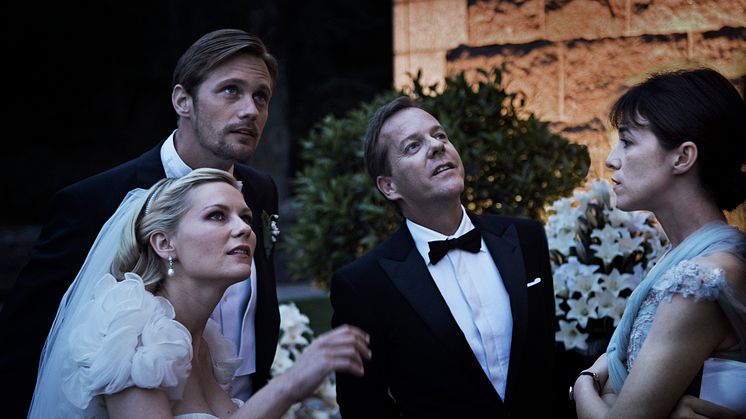 Kirsten Dunst, Alexander Skarsgård, Kiefer Sutherland och Charlotte Gainsbourg utanför slottet i filmen Melancholia. Foto Christian Geisnaes.