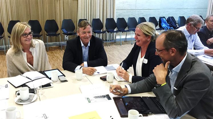 F.v. Liv Hansteen, Bærum Kommune Eiendom, Preben Holst, Peab Eiendomsutvikling, Tove Borchgrevink, Skanska Norge og Karl Erik Navestad i Höegh Eiendom i gruppearbeid. Foto Grønn Byggallianse