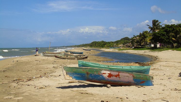 Stranden i Sambo Creek er lang, øde og smuk. Her ses flere af de små fiskerbåde, som fiskerne i garífunasamfundet sejler ud i, så ofte som vejret tillader det. Foto: Josefine Aude Raps