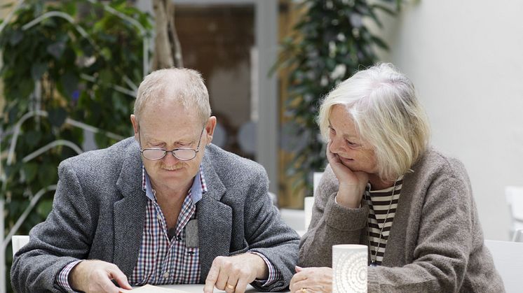 Mathias och Marilyn Cramér läser ur dagboken.jpg