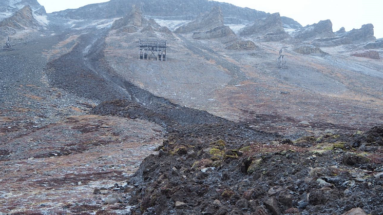 Et av de største skredene utløst nær toppen av Platåberget mot kirkegården, fotografert 16. oktober 2016. Foto: Hanne H. Christiansen