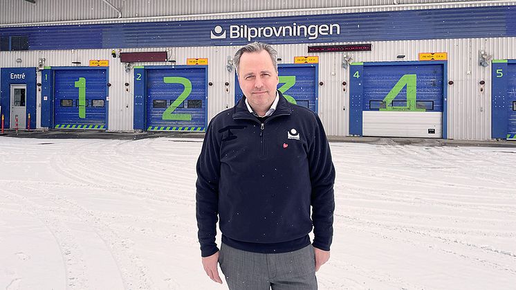Niklas Stragne framför en av Bilprovningens stationer.  Foto: Bilprovningen