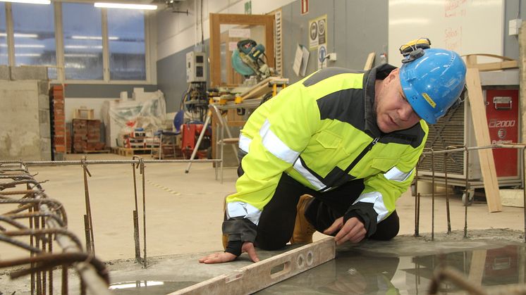 Fredrik Larsson sadlar om till betongarbetare i Övertorneå och planerar att söka jobb i Norge.