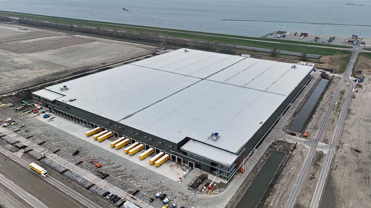 Het tijdelijke distributiecentrum in Lelystad gezien vanuit de lucht.