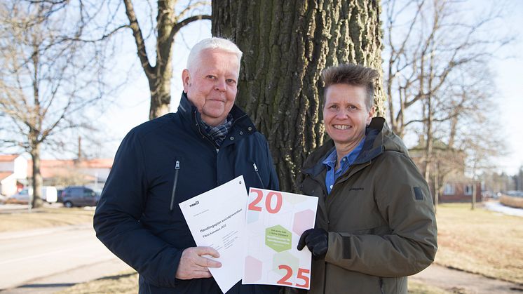 Kommunalrådet Rolf Eriksson och folkhälsostrategen Marina Timm informerar om den obligatoriska utbildningen "Våga mötas i det som är svårt" som alla Tibro kommuns anställda ska genomföra under 2022.
