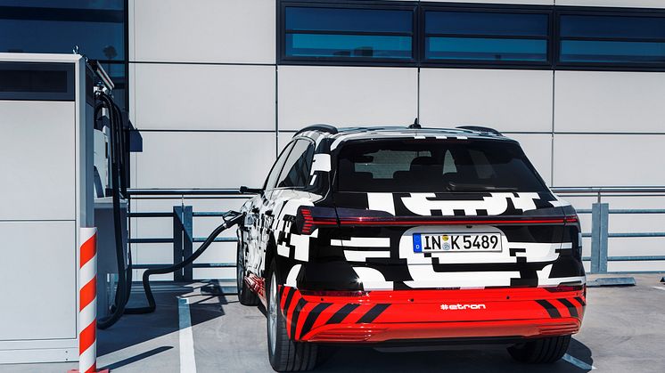 Audi e-tron prototype oplades ved ladestander i Berlin