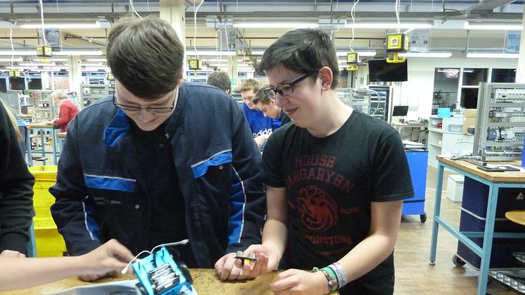 WWE-Azubi Tim  Crombie und Fenja Bädermann vom Gymnasium Porta Westfalica beim Bau eines Mini-Roboters beim Energy Camp (v. l.).